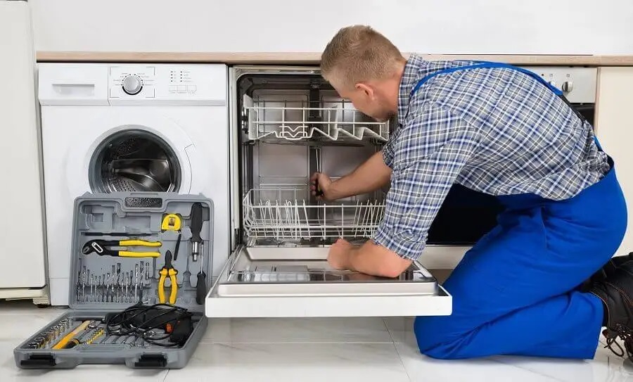 Söğütlü Finlux servisi teknisyen ekibi beyaz eşya tamiri yaparken